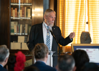 El CEO de Sea Shepherd recibe el Premio Nacional Ohtli 2024