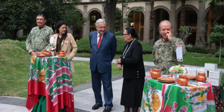 Ante violencia en Sinaloa y Sonora, AMLO despide a su Gabinete de Seguridad con mariachis y tamales