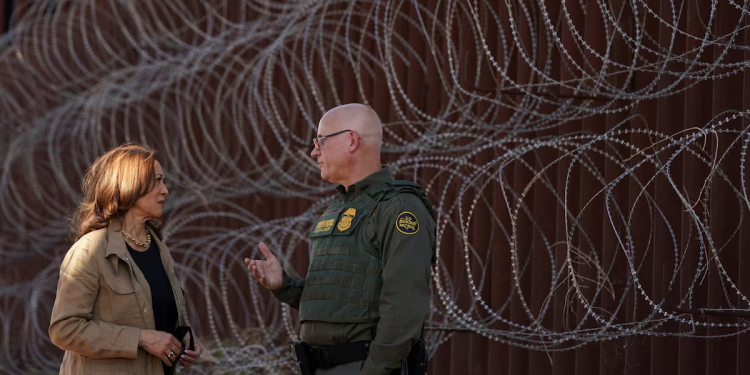 Kamala Harris presume de mano dura en la visita a la frontera con México