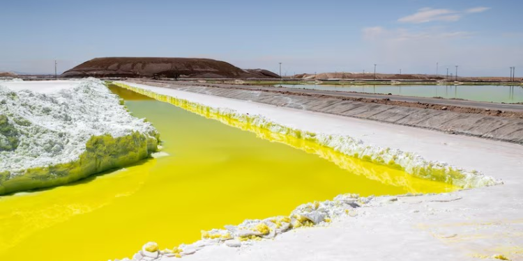 Chile delimita nuevas zonas de explotación de litio para el sector privado
