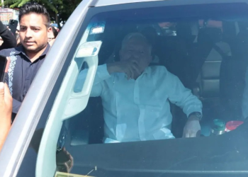 Bloquean paso a AMLO