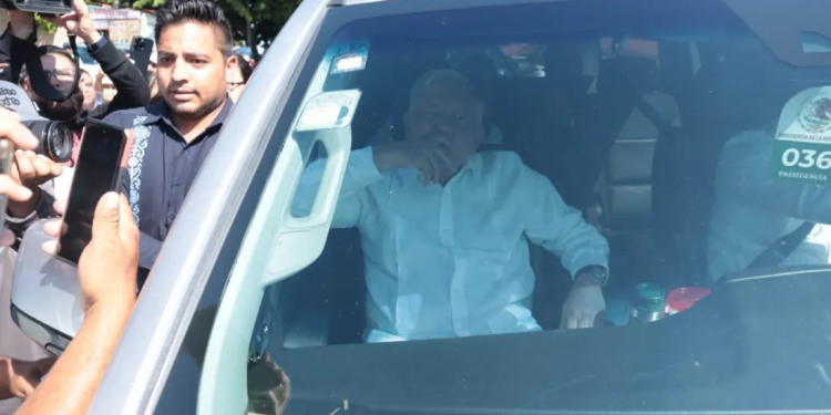 Bloquean paso a AMLO