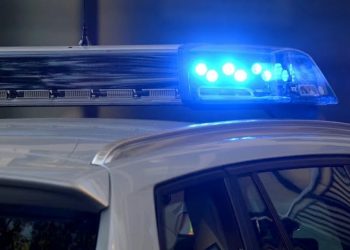 Su esposa le dice que quiere trabajar, y él le da una golpiza, en Sonora