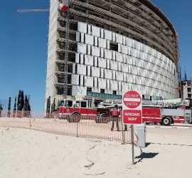 Hombre amenaza con lanzarse de grúa de 14 pisos; lleva más de 24 horas en lo más alto