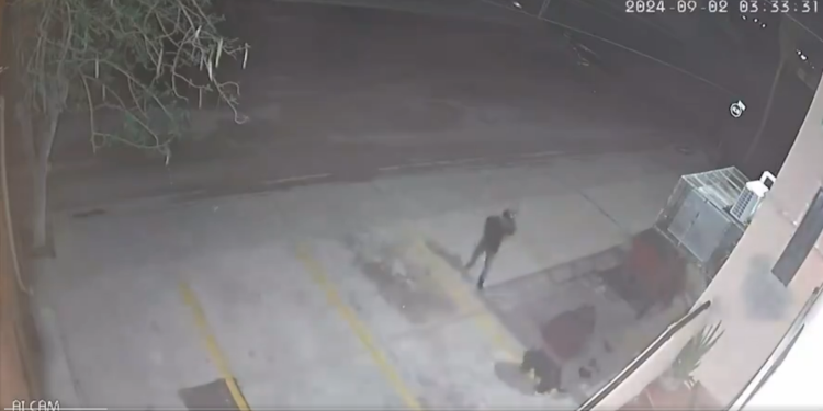 Jóvenes golpean y apuñalan a indigente en Hermosillo; fuerte video circula en redes