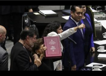 Luisa María Alcalde convierte la entrega del Sexto Informe en mitin morenista