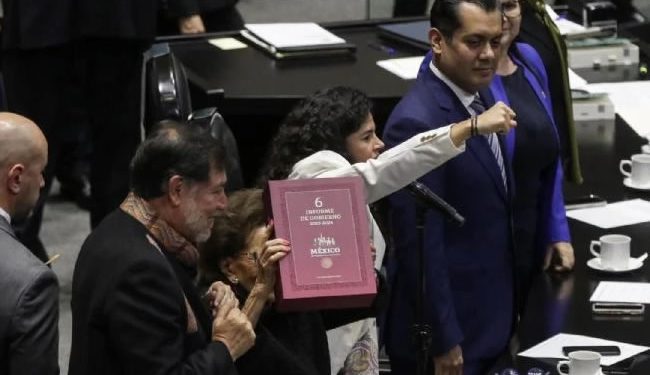 Luisa María Alcalde convierte la entrega del Sexto Informe en mitin morenista