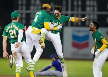 Athletics se despiden de Oakland tras 56 años; vencen a los Rangers