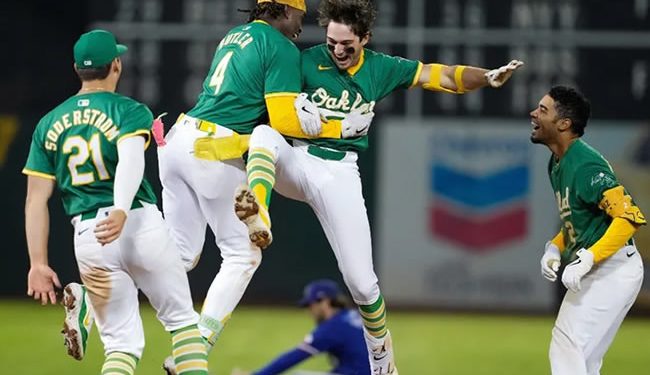 Athletics se despiden de Oakland tras 56 años; vencen a los Rangers