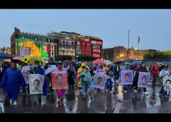 Bloques de concreto y vallas, símbolo de la ruptura entre el movimiento por Ayotzinapa y la 4T