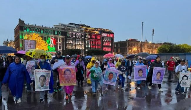 Bloques de concreto y vallas, símbolo de la ruptura entre el movimiento por Ayotzinapa y la 4T