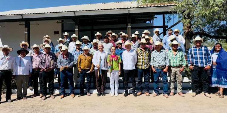 Frente a Yaquis, Sheinbaum ratifica a funcionarios que dan seguimiento a plan de pueblos originarios