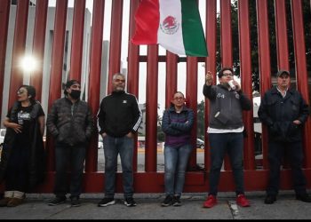 Bloquean Cámara de Diputados para impedir discusión de reforma judicial; Morena anuncia sede alterna