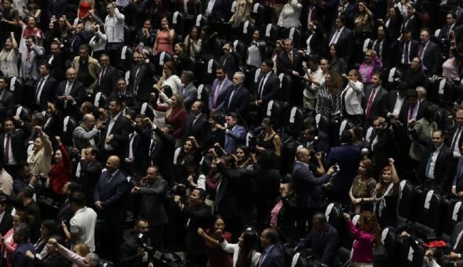 Arranca el debate de la reforma; “no nos someteremos a la tiranía de la toga y el birrete”: Monreal