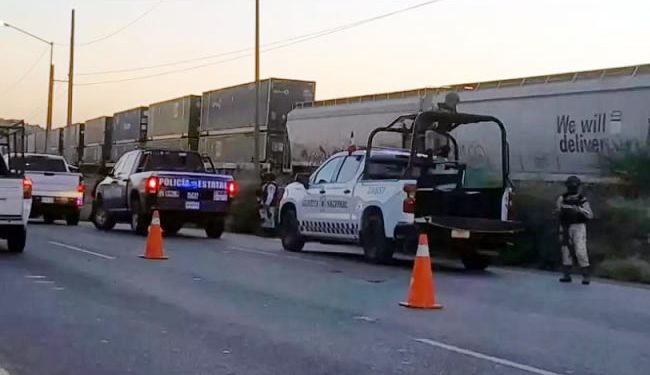 Llevaban “encajuelado” a una persona sin vida; son detenidos cinco personas, entre ellos tres menores