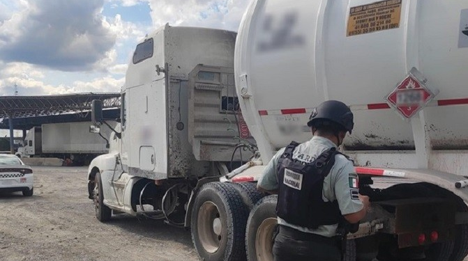 En Sonora y Nuevo León aseguran 4 tractocamiones con 204 mil litros de huachicol