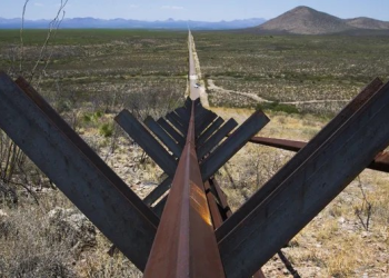 Bomberos de Arizona cortan valla fronteriza cerca de Sasabe y rescatan a migrante herido