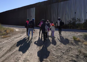 Así buscan a migrantes desaparecidos en el peor desierto de la frontera entre EE.UU. y México