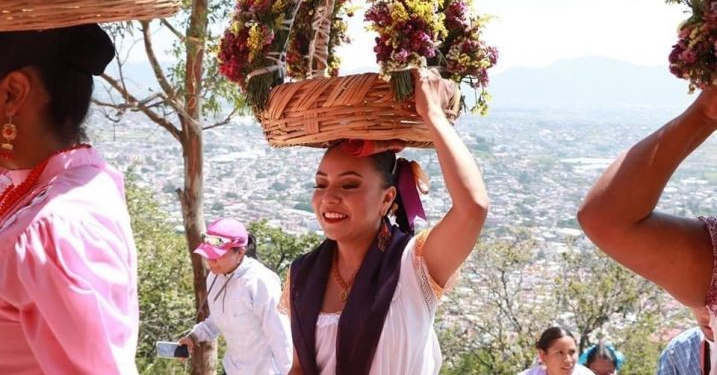 Danzantes de Puebla y Sonora rinden homenaje en la peregrinación a San Miguel