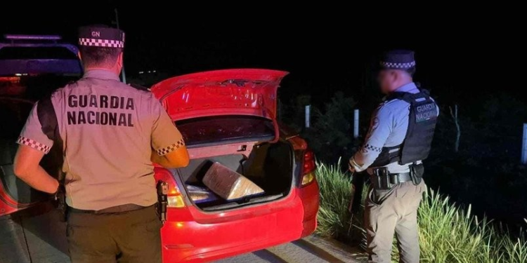 “Narcos” abandonan auto cargado con mariguana en Sonora; Guardia Nacional lo decomisa