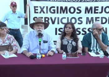 Jubilados y pensionados del STAUS exigen mejorar servicio en el ISSSTESON; hay una pésima administración de la salud, señalan