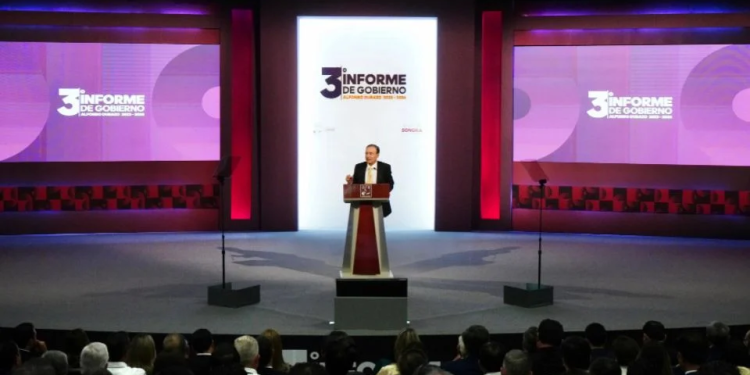 Destaca Durazo histórico programa de becas y gobierno a “ras de suelo” en su tercer informe