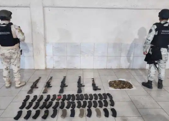 “Narcos” huyen de militares y abandonan armamento en Sonora