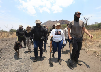 En Nogales encuentran pozo con restos humanos quemándose
