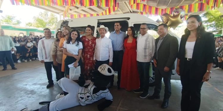 Entregan unidad móvil en el CBTA 197 de Providencia en Cajeme