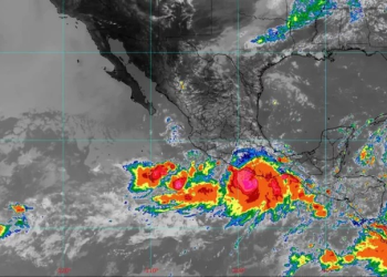 Huracán John se intensifica a categoría 2 mientras se acerca a Oaxaca