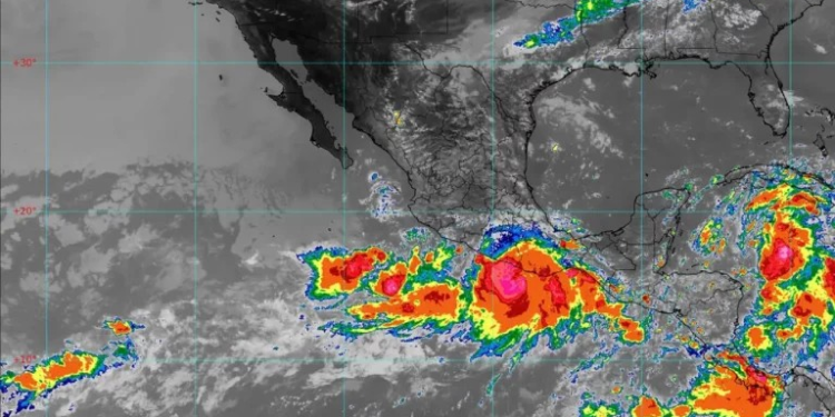 Huracán John se intensifica a categoría 2 mientras se acerca a Oaxaca