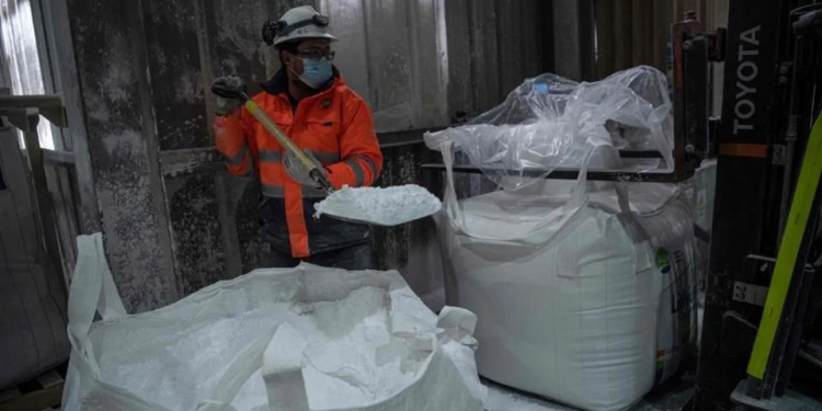 Analiza Pemex crear filiales para litio y energías verdes