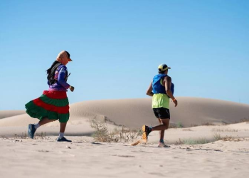 ¡Triunfan los pies ligeros en Sonora! Destacan rarámuris en la Gran Carrera del Desierto 2024