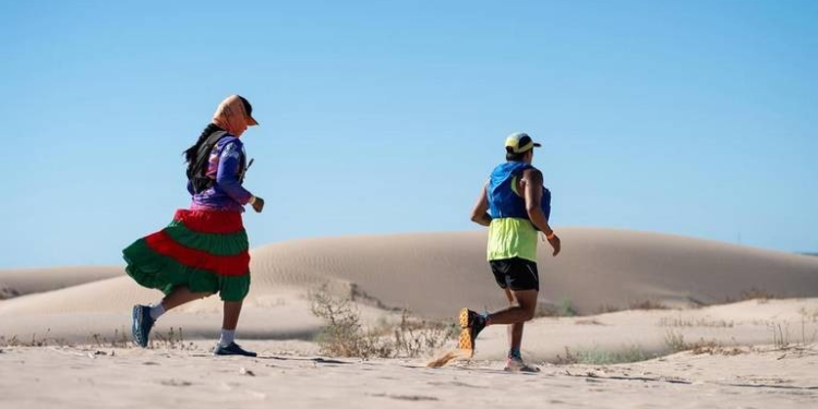 ¡Triunfan los pies ligeros en Sonora! Destacan rarámuris en la Gran Carrera del Desierto 2024