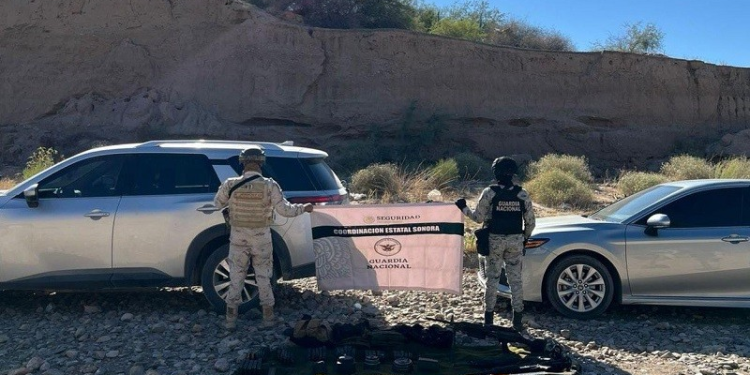 Aseguran vehículos, armas largas y cartuchos en Sonora