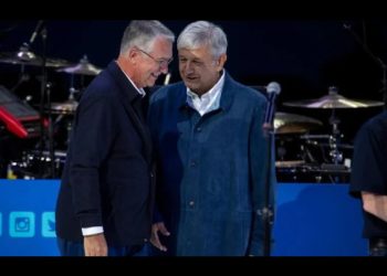 Megadeudas y demandas acorralan a un feroz Salinas Pliego