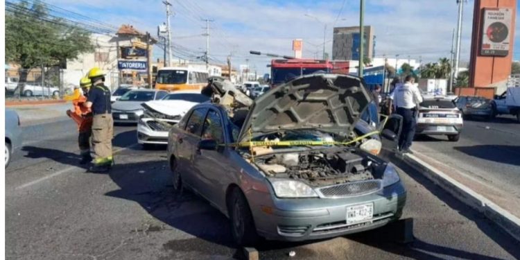 Triple choque deja 3 lesionados en Hermosillo; una conductora quedó prensada en su auto
