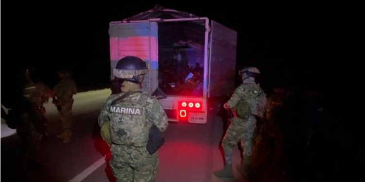 Marina rescata y brinda ayuda humanitaria a personas migrantes en inmediaciones de Yucuribampo