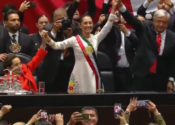 Así entregó López Obrador la banda presidencial en San Lázaro