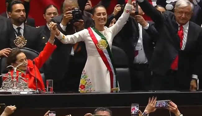 Así entregó López Obrador la banda presidencial en San Lázaro