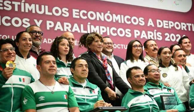 Delfina Gómez “placea” a José Ramón López Beltrán en un acto de gobierno