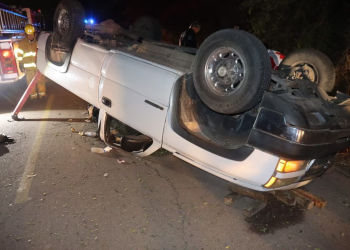 Balacera y persecución termina con una camioneta volcada en carretera de Sonora