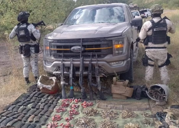 Aseguran explosivos, armas y cartuchos útiles en Nogales, estaban en una camioneta abandonada