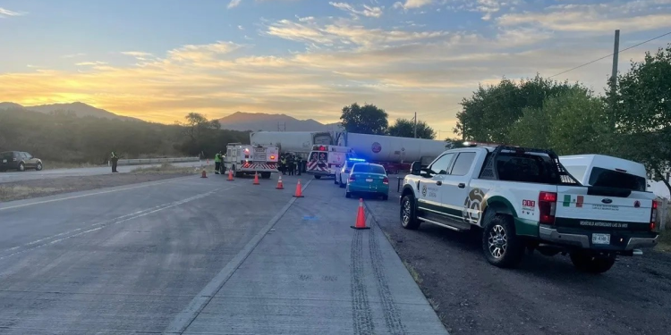 Mujer pierde la vida en trágico accidente entre pickup y una pipa en el tramo Nogales-Ímuris en Sonora