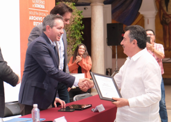 Reconocen a Javier Lamarque con Mérito Archivístico en el 40 Aniversario del Archivo del Estado de Sonora