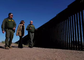 Trump dice que gobierno de Biden permite entrada de inmigrantes delincuentes. Cifras dicen otra cosa