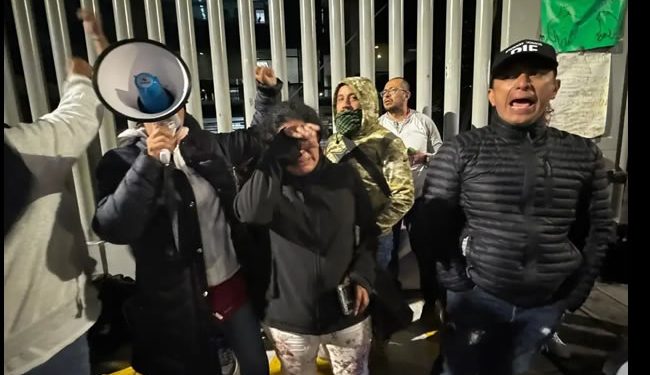 Trabajadores del PFJ liberan accesos a edificio de la Judicatura