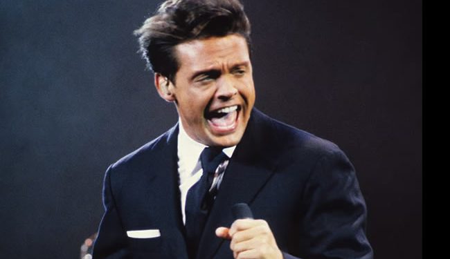 Cuando Luis Miguel cantó en los 15 años de la hija de Salinas en Los Pinos y otros vínculos del cantante con el poder político