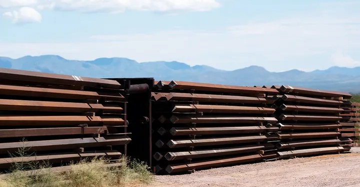 Juez dictamina que la administración de Biden violó la ley ambiental al detener la construcción del muro fronterizo