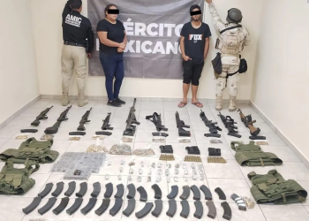 Decomisa AMIC y SEDENA arsenal y capturan a dos personas en cateo en San Luis Río Colorado